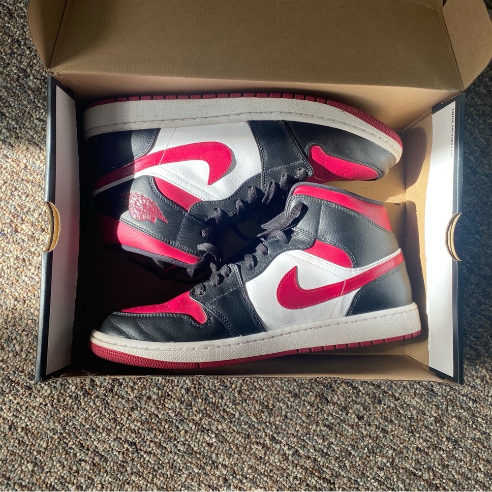 Air Jordan 1’s MID - Picture 1 of 4